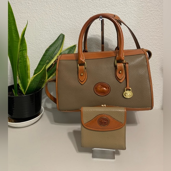 Handbags - 💕👜Vintage Dooney & Bourke Bag & Matching Wallet